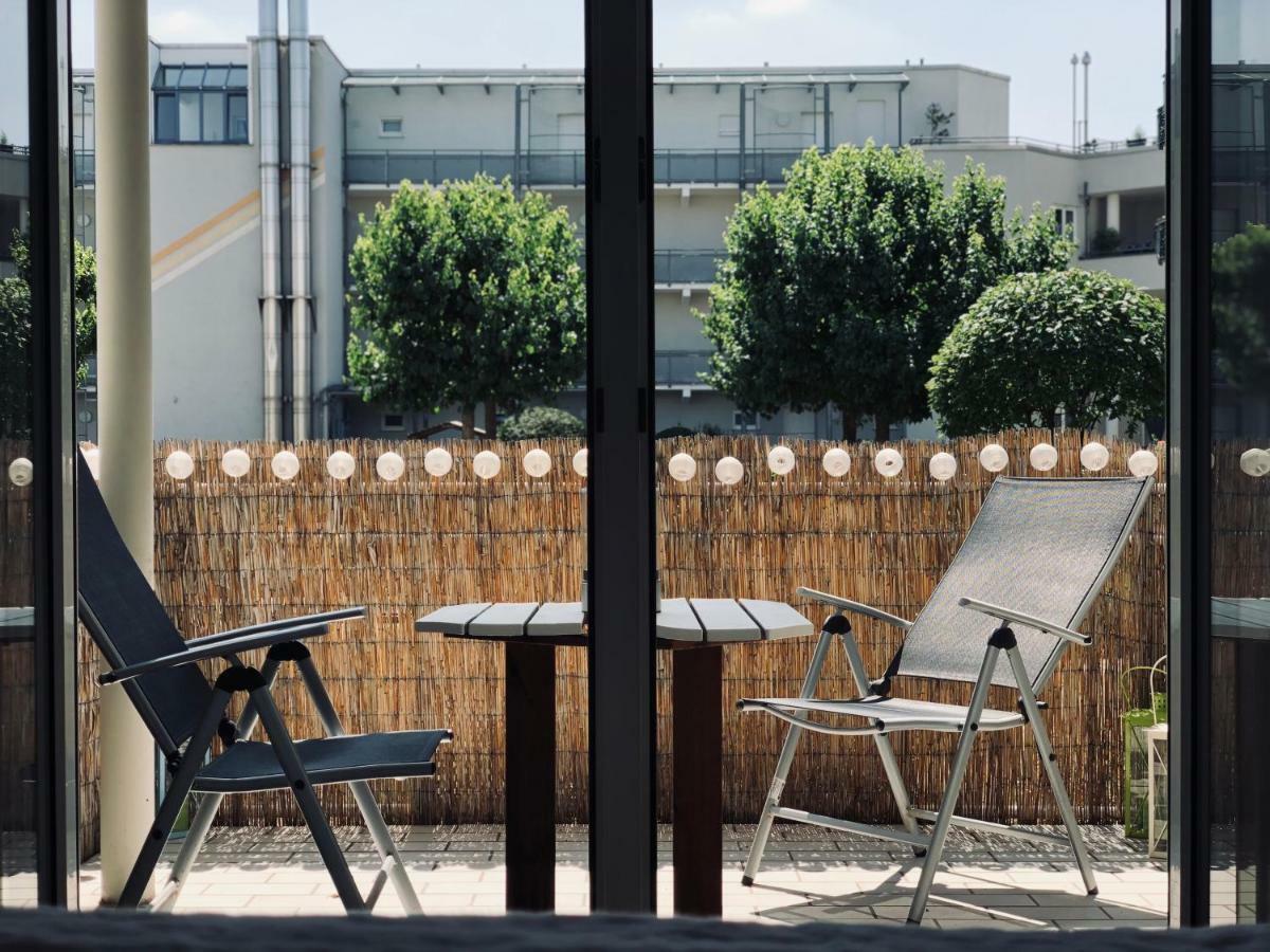 Parkplatz Und Balkon - Burberg'S Heimathafen In Wiesbaden Exterior foto